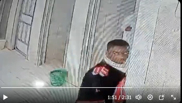 شاب وفتاة أفريقية يمارسان الرذيلة داخل حمام مسجد في اليمن