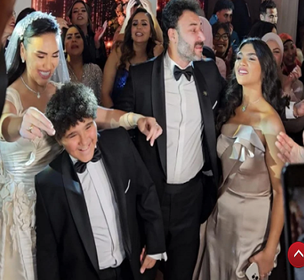 المطرب مي فاروق